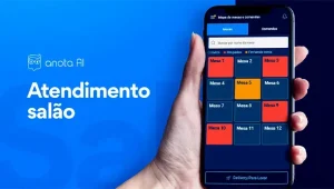 imagem azul com uma mão segurando o celular e um texto falando sobre como melhorar o atendimento de um restaurante importa no salão