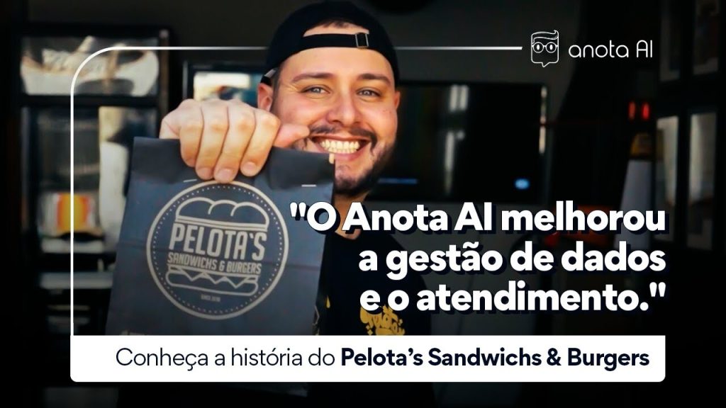imagem de um dono de restaurante feliz pelo sistema de gestão para delivery que ele escolheu