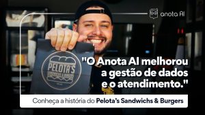 imagem de um dono de restaurante feliz pelo sistema de gestão para delivery que ele escolheu